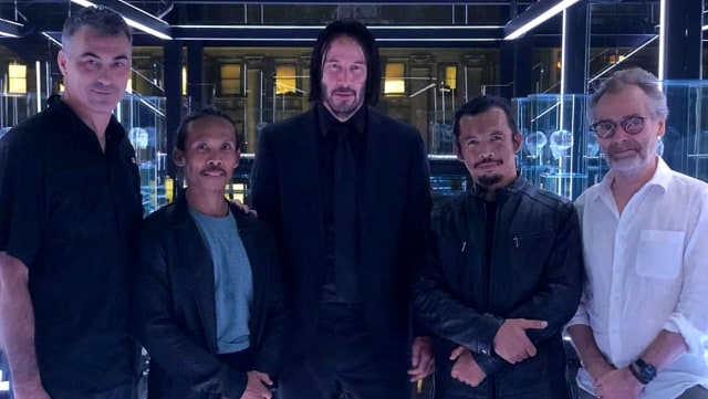 Yayan Ruhiyan dan Cecep A. Rahman foto bareng Keanu Reeves. Foto: Dok. Lionsgate