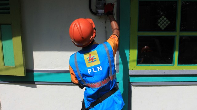 Petugas PLN mengganti meteran listrik di Kecamatan Pangalengan, Kabupaten Bandung, Rabu (15/5/2019). Foto: Irfan Adi Saputra/kumparan