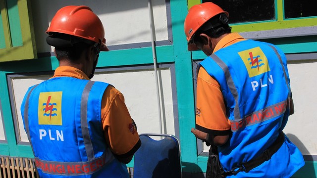 Petugas PLN mengganti meteran listrik di Kecamatan Pangalengan, Kabupaten Bandung, Rabu (15/5/2019). Foto: Irfan Adi Saputra/kumparan