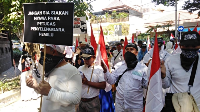 Aksi tolak kecurangan Pemilu 2019 di Bawaslu Jawa Timur. Foto: Yuana Fatwalloh/kumparan