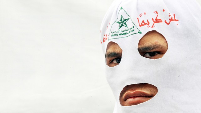 Seorang anggota Front Pembela Islam (FPI) menghadiri protes anti Israel di luar kedutaan besar AS di Jakarta pada 31 Desember 2008. Foto: AFP/ADEK BERRY