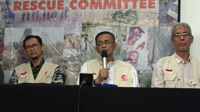 Pembina MER-C Joserizal Jurnalis (tengah) saat konferensi pers di kantor MER-C, Jakarta Pusat, Rabu (15/5). Foto: Fachrul Irwinsyah/kumparan