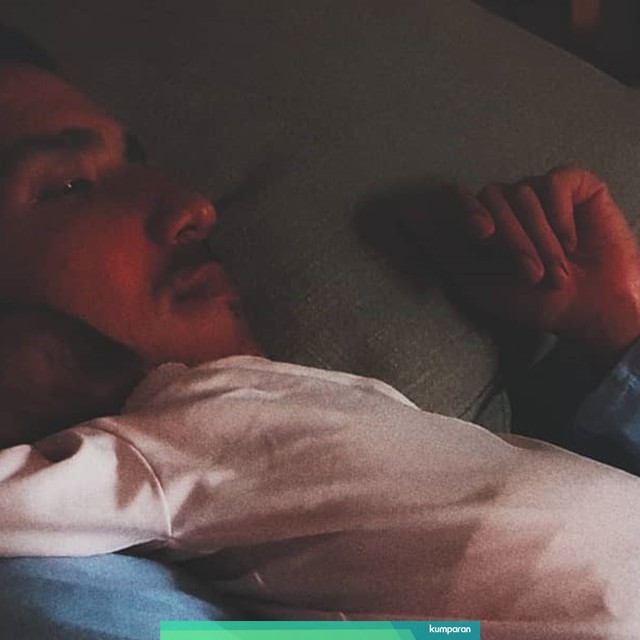 Hamish Daud tengah menggendong putrinya. Foto: Instagram @hamishdaud