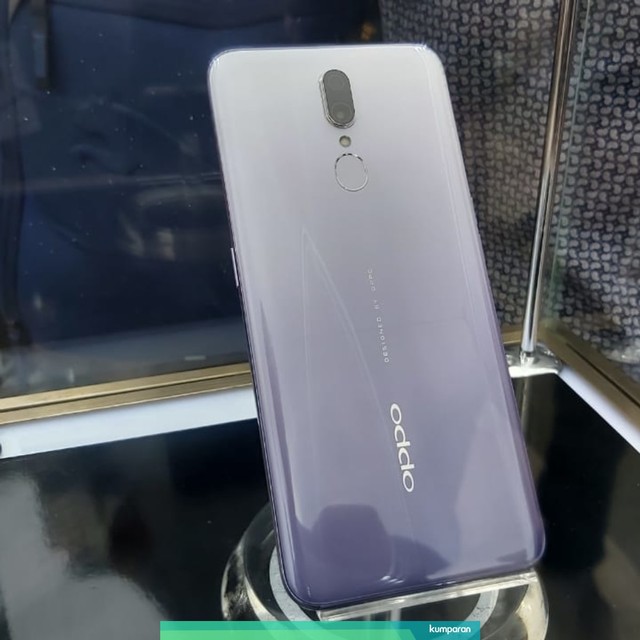 Smartphone Oppo F11 edisi Jewelry White. Foto: Bianda Ludwianto/kumparan