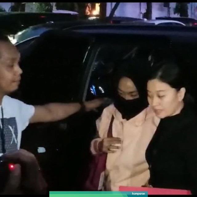 Penyebar video pria yang ancam penggal Jokowi tiba di Polda Metro Jaya Foto: Raga Imam/ kumparan