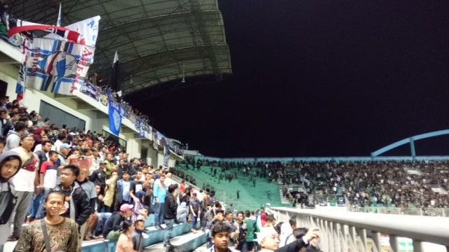 Aksi lempar botol di Stadion Maguwoharjo, Sleman, DIY antara bragita Curva Sud dan Aremania. Foto: Alan Kusuma/kumparan