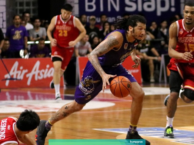 Maxie Esho melakukan dribel di laga CLS Knights Indonesia vs Singapore Slingers. Foto: Didik Hartono/Antara