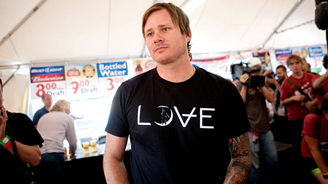 Anggota band Blink 182 Tom DeLonge saat berbicara dengan awak media. Foto: Getty Images/Brendan Hoffman