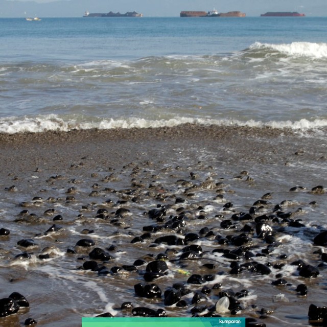 Bongkah batu bara berserakan di Pantai Cipatuguran, Pelabuhanratu, Sukabumi, Jawa Barat, Kamis (9/5). Foto: ANTARA FOTO/Budiyanto
