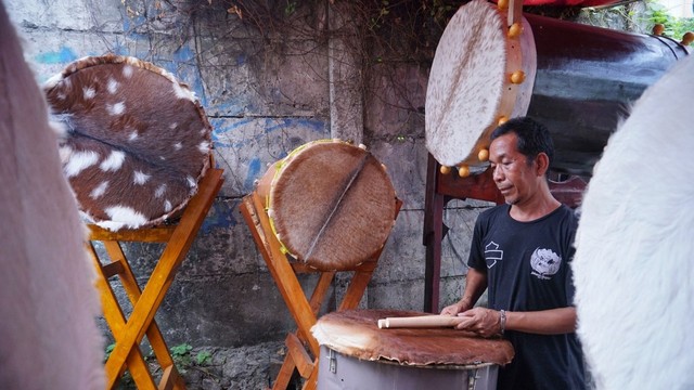 Ridho, salah satu pengrajin mencoba bedug miliknya di Jalan KH. Mas Mansyur, Tanah Abang, Jakarta Pusat, Kamis (16/5). Foto: Jamal Ramadhan/kumparan