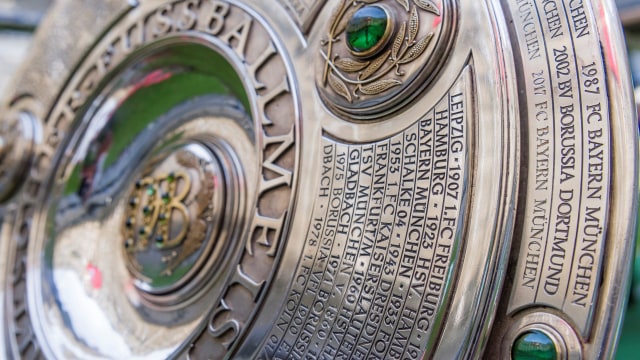 Trofi Bundesliga, kompetisi sepak bola paling elite di Jerman. Foto: AFP/Guenter Schiffmann