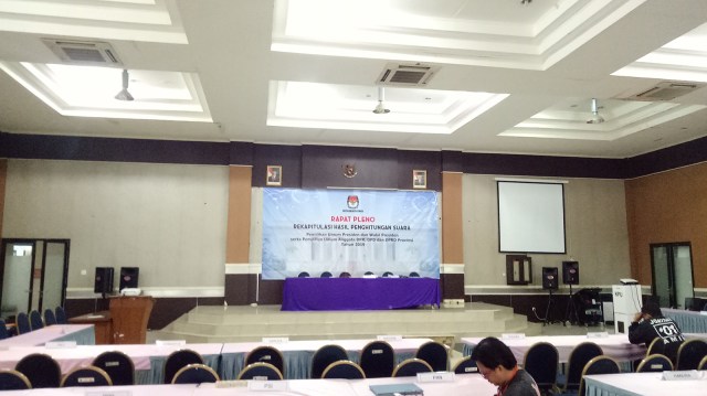 Suasana rapat pleno rekapitulasi tingkat Kota Jakarta Timur yang masih belum dimulai hingga Kamis (16/5) siang. Foto: Maulana Ramadhan/kumparan