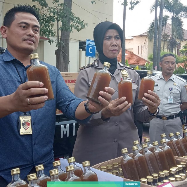 Penyitaan jamu ilegal oleh Polrestabes Surabaya. Foto: Yuana Fatwalloh/kumparan