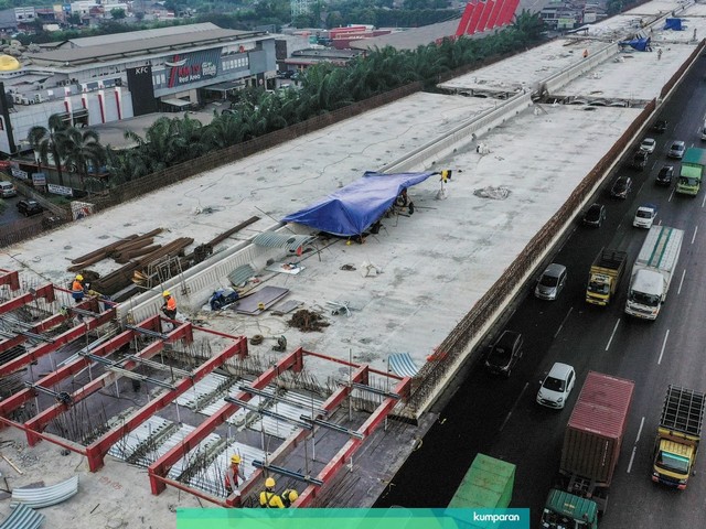 Foto udara proyek Jalan Tol Layang Jakarta-Cikampek di KM 19, Bekasi, Jawa Barat. Foto: ANTARA FOTO/Hafidz Mubarak A