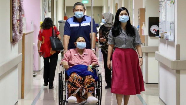Ani Yudhoyono keluar dari ruang isolasi bersama SBY dan Annisa Pohan. Foto: Dok. Tim Demokrat