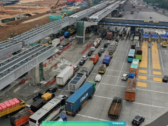 Foto udara Gerbang Tol Cikarang Utama di Bekasi, Jawa Barat. Foto: ANTARA FOTO/Hafidz Mubarak A