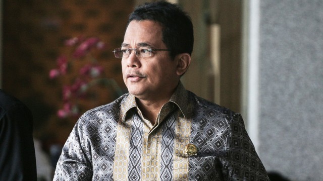 Sekjen DPR Indra Iskandar meninggalkan lokasi seusai menjalani pemeriksaan di Gedung KPK, Jakarta, Kamis (16/5). Foto: ANTARA FOTO/Rivan Awal Lingga