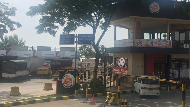 Suasana Rest Area 39, Ciganea, Tol Jakarta Cikampek. Foto: Andreas Ricky Febrian/kumparan