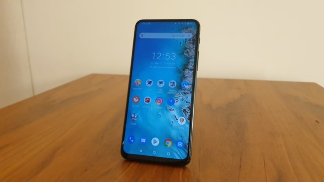 Asus Zenfone 6 tampil dengan desain layar penuh. Foto: Muhammad Fikrie/kumparan