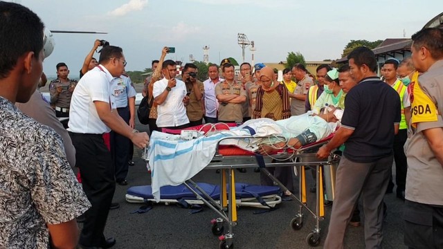 AKP Aditia Mulya tampak tak sadarkan diri ketika proses pemberangkatan dari Pangkalan TNI Angkatan Udara Adi Soemarmo, Boyolali, Kamis (16/05/2019). (Agung Santoso)