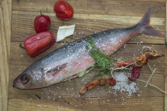 4 Cara Mudah Membersihkan Sisik Ikan yang Alot dan Keras