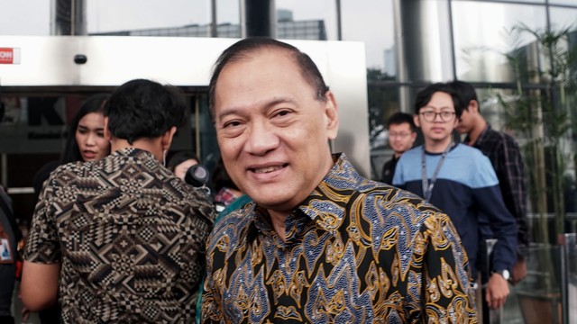 Mantan Menteri Keuangan, Agus Martowardojo usai menjalani pemeriksaan sebagai saksi atas tersangka Markus Nari di Gedung KPK, Jakarta. Foto: Fanny Kusumawardhani/kumparan