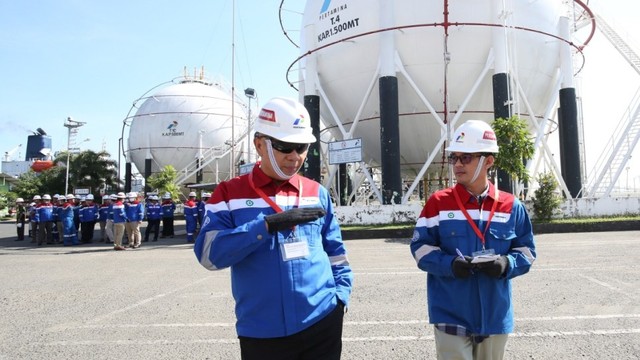 Direktur Megaproyek Pengolahan dan Petrokimia Pertamina, Ignatius Tallulembang (Kiri) berbincang khusus dengan kumparan. Foto: Dok. Pertamina