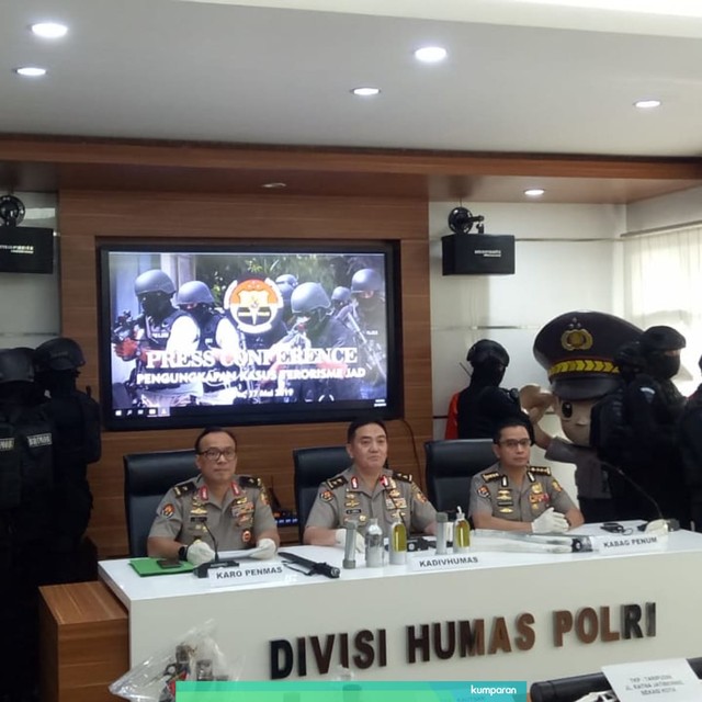 Rilis tersangka dan bukti pengungkapan kasus terorisme. Foto: Maulana Ramadhan/kumparan