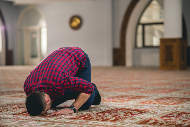 com-Ilustrasi menjalankan ibadah Sholat Foto: Shutterstock