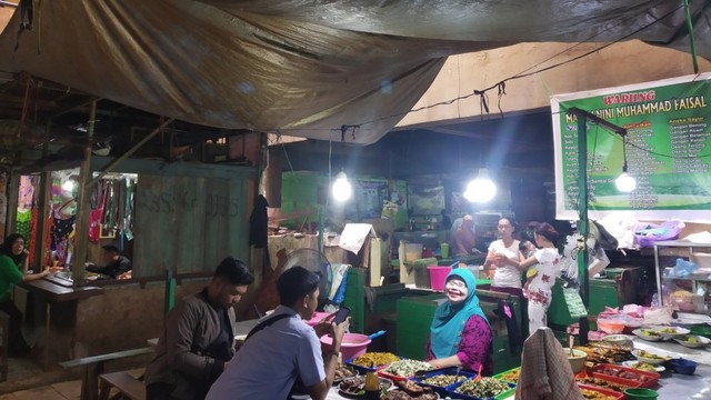 Pedagang makanan di Pasar Sentra Antasari, Banjarmasin. Kondisi pasar ini makin memprihatinkan lantaran banyak atap jebol. Foto: dok Zahidi/banjarhits.id
