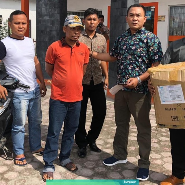 Hasanudin (kedua dari kiri), kurir Narkotika yang jemput 8 kilogram daun Kath asal Ethiopia di Tanjung Balai. Foto: Humas Polres Tanjung Balai.