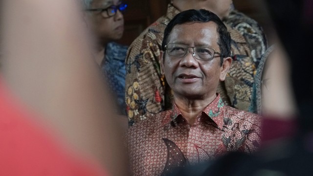 Mahfud MD memberikan keterangan pers usai melakukan pertemuan tertutup dengan Ketua Umum PDIP, Megawati Soekarnoputri di kediaman Megawati, Jakarta. Foto: Fanny Kusumawardhani/kumparan
