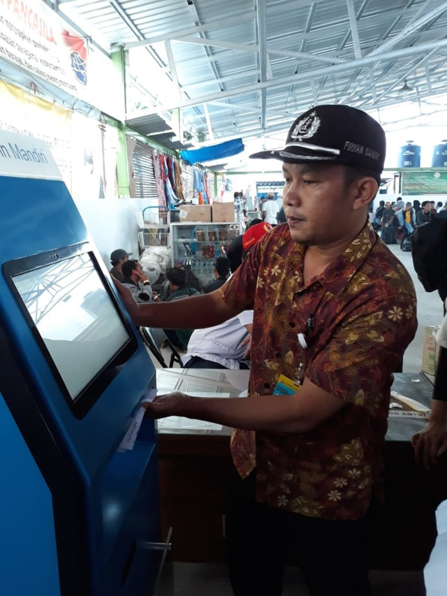 Manajer PT Dharma Lautan Utama Cabang Kumai Firman Dandi saat mengecek mesin Check-in E-Ticket Mandiri di Pelabuhan Panglima Utar Kumai. (Foto: Joko Hardyono)