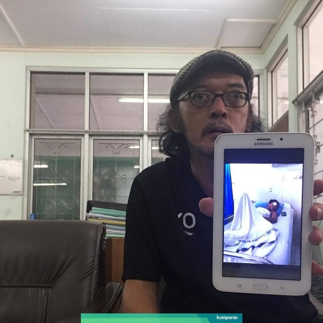 Manajer Umum Akademi PSS, Yohannes Sugianto menunjukkan foto kondisi Anggriyanto Faisal. Foto: Arfiansyah Panji Purnandaru/kumparan