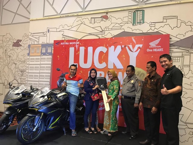 Penyerahan Honda CBR250RR kepada pemenang di Hotel Ibis Pontianak. Foto: Teri