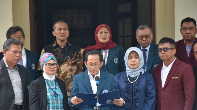 Prof. Dr. Kadarsah Suryadi, DEA (Rektor ITB), Ketua Majelis Rektor Perguruan Tinggi Indonesia (MRPTI) menyampaiakan pernyataan sikap tentang "Pentingnya Menjaga dan Memelihara Persatuan dan Kesatuan Bangsa Indonesia" di Rektorat ITB. (Humas ITB) 