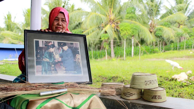 Hadjirah Abdullah, Hasil kerajinan kopiah keranjang wanita ini  pernah dipakai Mantan Presiden Aburahman Wahid ataw Gus Dur. Kamis, (16/5.) Foto : Istimewa 