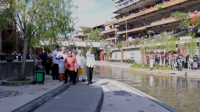 Presiden Joko Widodo Menikmati Keindahan Tukad (Sungai) Badung, Sabtu, (18/5/19). Foto: Kris/Biro Pers Sekretariat Presiden