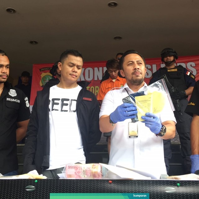 Wadir Reskrimum AKP Ade Ary (kedua kanan) di Polda Metro Jaya, Sabtu (18/5). Foto: Andesta Herli Wijaya/kumparan