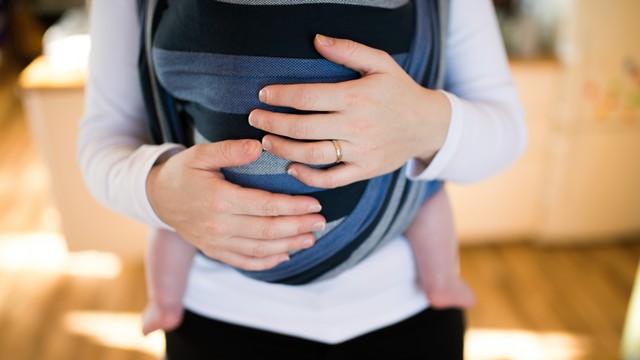 Ilustrasi gendongan bayi. Foto: Shutter Stock