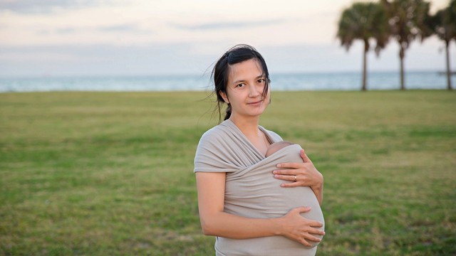 Ilustrasi menyusui menggunakan gendongan bayi. Foto: Shutter Stock