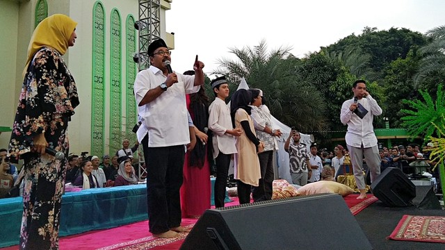 Pemeran film Si Doel the Movie 2, Rano Karno berbicara kepada para penggemar jelang berbuka bersama. Foto: Maria Gabrielle Putrinda/kumparan