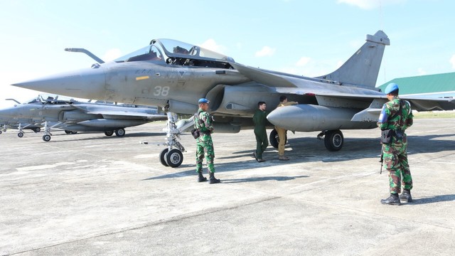 Personel TNI menjaga pesawat tempur Angkatan Laut Perancis jenis Rafale yang mendarat darurat di Lanud Sultan Iskandar Muda, Aceh Besar. Foto: Dok. Istimewa