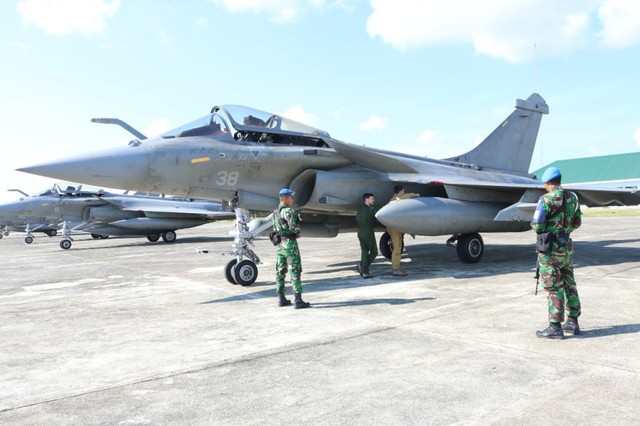Pesawat tempur Angkatan Laut Prancis jenis Rafale mendarat darurat di Lanud Sultan Iskandar Muda, Aceh Besar, Sabtu (18/5). Foto: Dok. Lanud SIM