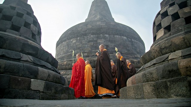Sejumlah biksu melakukan ziarah di Candi Borobudur, Magelang, Jawa Tengah, Sabtu (18/5). Foto: Antara/Hendra Nurdiyansyah