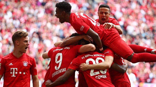 Aksi selebrasi Bayern Munich Kingsley Coman usai mencetak gol pertama mreka bersama David Alaba, Joshua Kimmich, dan Thiago. Foto: Reuters/Michael Dalder