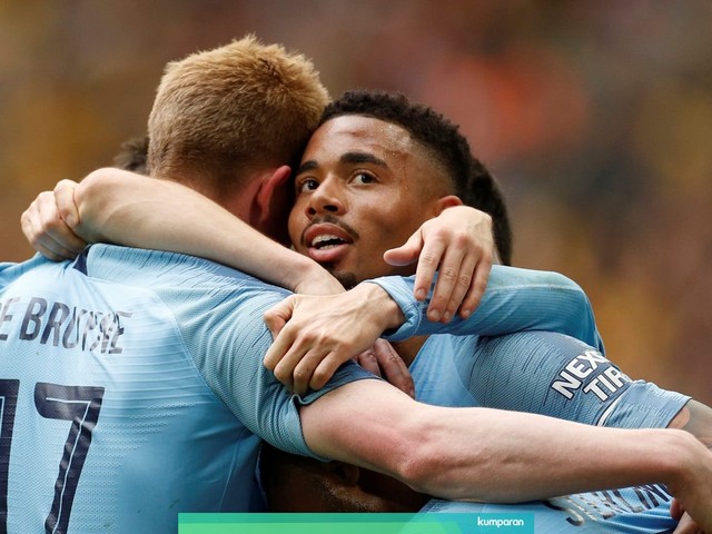 Para pemain City merayakan gol. Foto: Reuters/John Sibley
