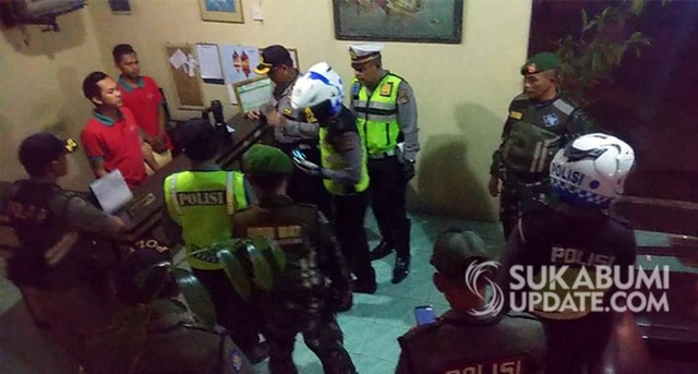 Operasi Pekat aparat gabungan saat menyisir sejumlah hotel dan penginapan di wilayah Cicurug, Kabupaten Sukabumi, Sabtu (18/5/2019). | Sumber Foto:Rawin Soedaryanto.