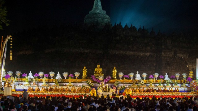 Sejumlah Biksu dan umat Buddha mengikuti prosesi Pradaksina saat detik-detik Waisak 2563 BE/2019 di Candi Borobudur, Jawa Tengah, Minggu (19/5/2019). Foto: ANTARA FOTO/Andreas Fitri Armoko/wsj