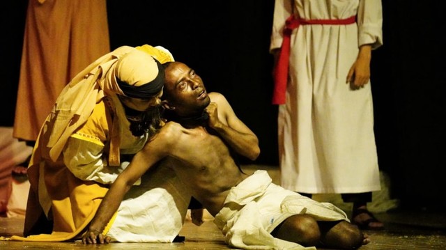 Teater "Kasidah Cinta Bilal Sang Muadzin" di Gedung Kesenian Rumentang Siang, Bandung, Sabtu (18/5). Teater ini garapan kelompok teater Senapati yang dinahkodai oleh Rosyid E. Abby. (Foto-foto: Agus Bebeng/Bandungkiwari)